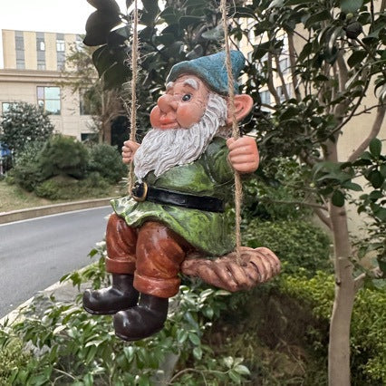 Gartenwichtel auf Schaukel Karnz