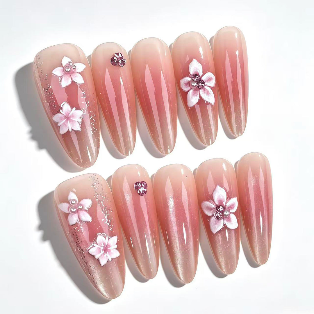 Dekoratives Press-On-Nagelset mit floralen Akzenten 1790745645