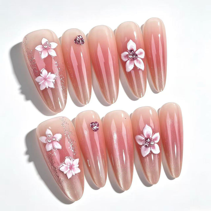 Dekoratives Press-On-Nagelset mit floralen Akzenten 1790745645
