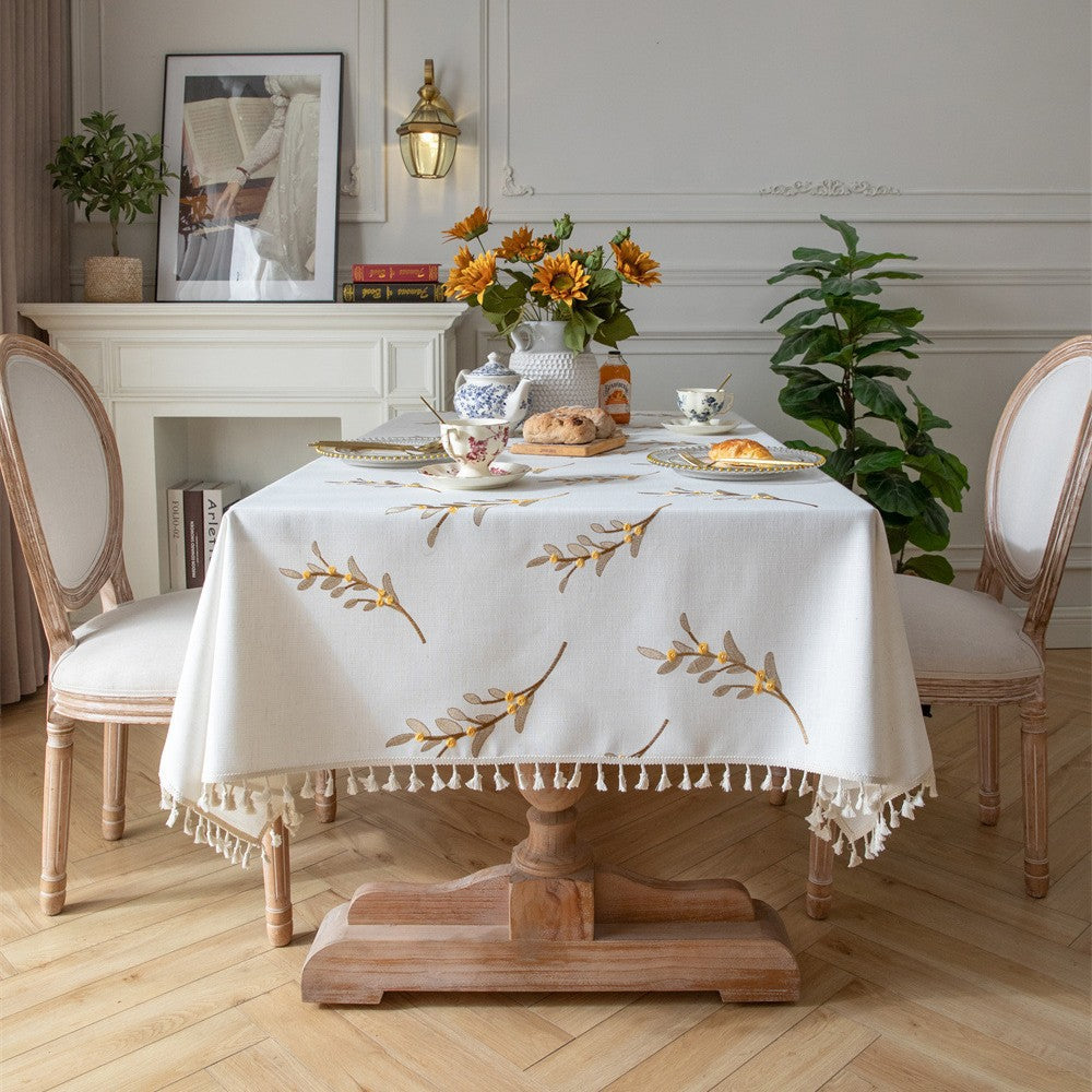 Elegante bestickte Tischdecke