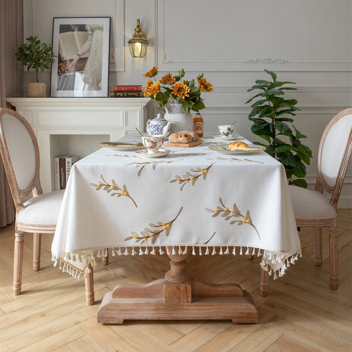 Elegante bestickte Tischdecke