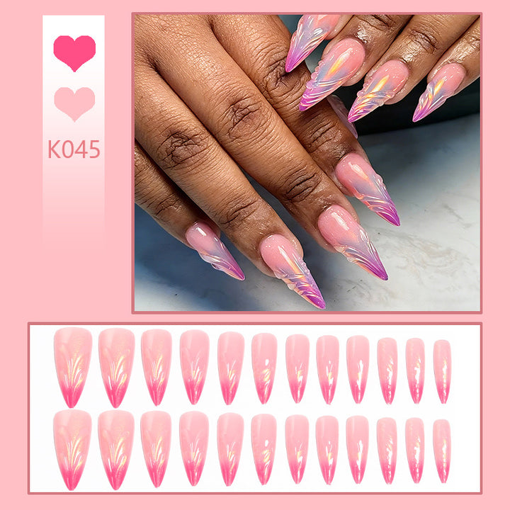 Kunstvolle Nagelspitzen im modernen Design Karnz