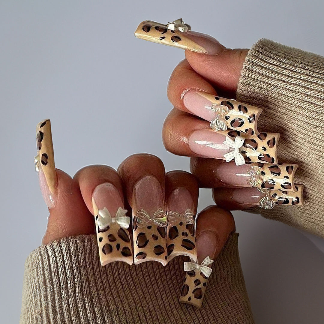 Kunstnagelset mit eleganten Kristallapplikationen Karnz