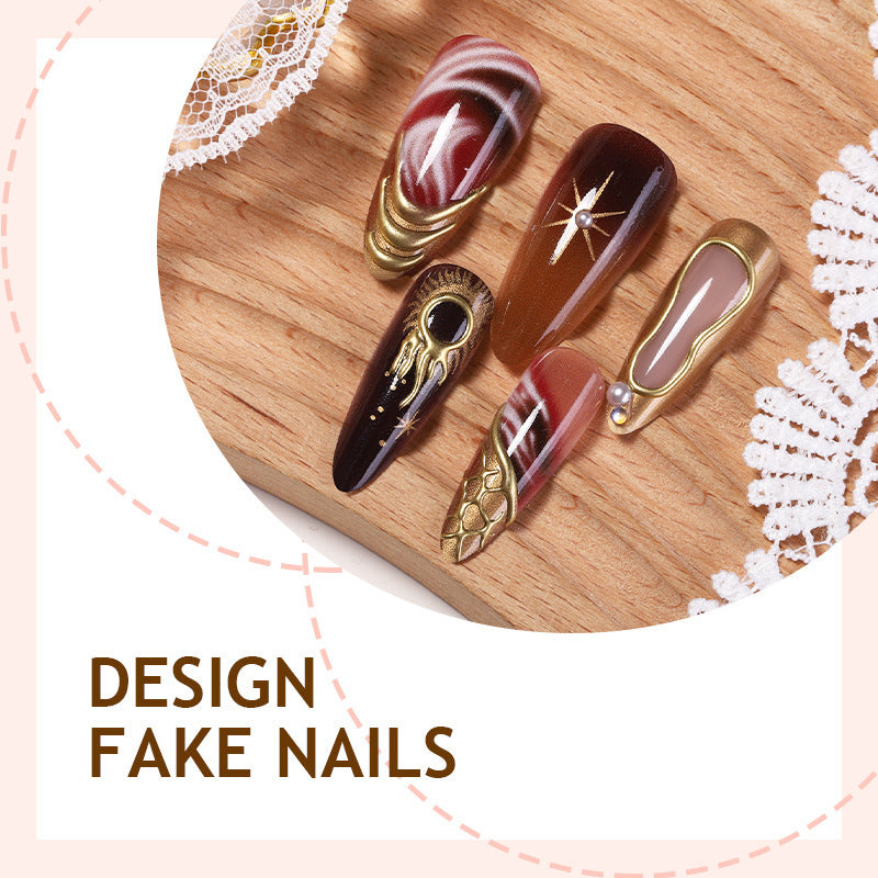 Kunstnagelset mit eleganten Goldakzenten und einzigartigen Designs Karnz