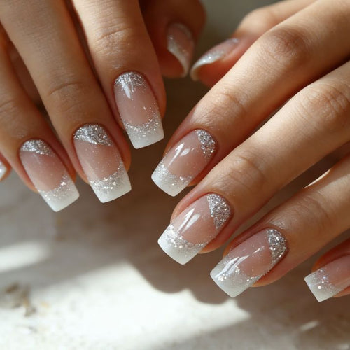 Glitzernde French Tip Acryl-Nagelerweiterungen Karnz