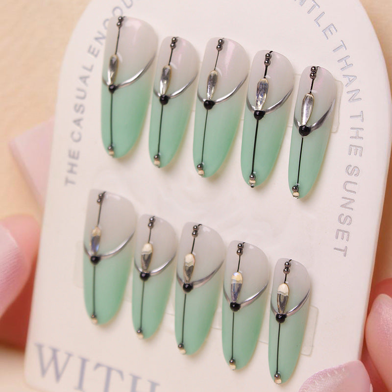 Kunstnagelset mit elegantem Ombre-Effekt und glamourösen Verzierungen Karnz