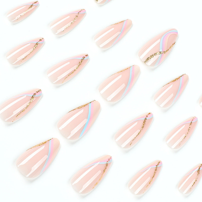 Kunstvolle Nagelverlängerungen mit glamourösem Gold-Design Karnz