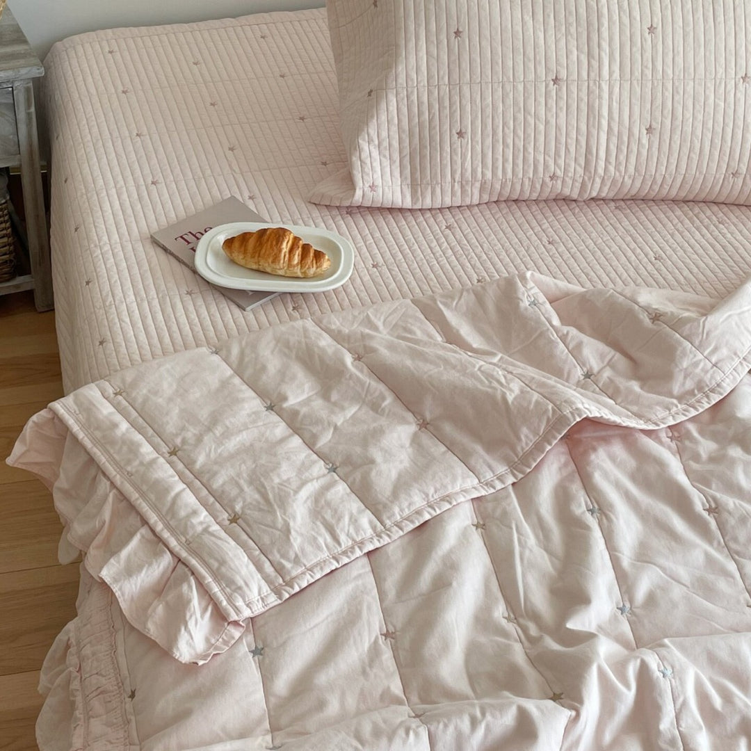 Gesteppte Tagesdecke mit feinen Längssteppungen und passenden Kissenbezügen