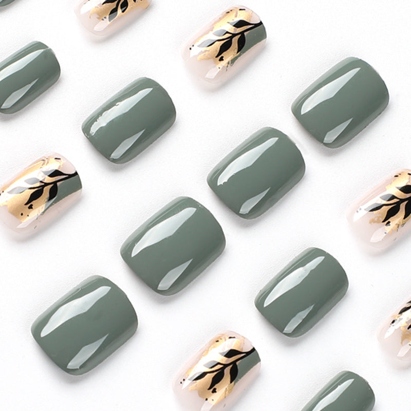 Kunstvolle Nagelverlängerungen mit elegantem Blattdesign Karnz