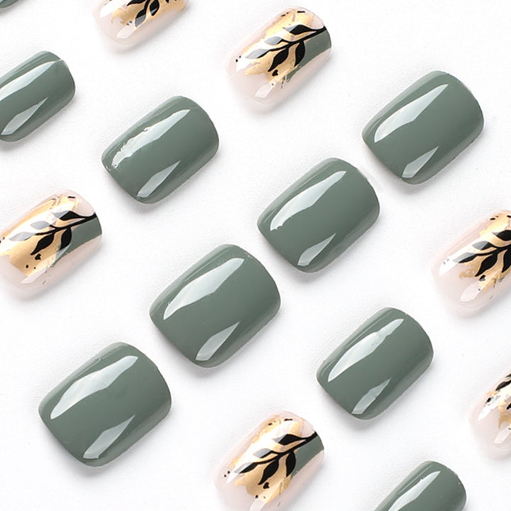 Kunstvolle Nagelverlängerungen mit elegantem Blattdesign Karnz