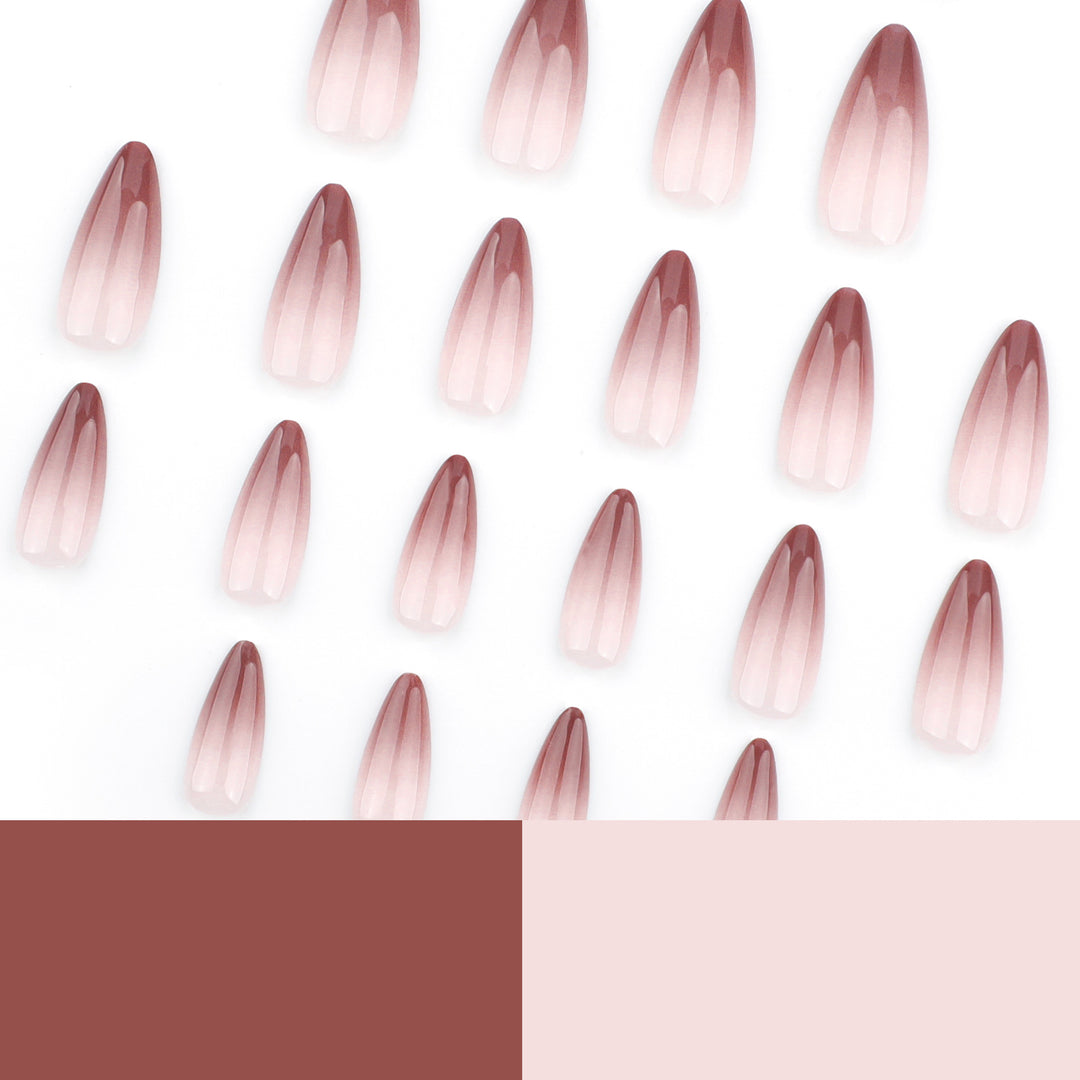 Kunstvolle Stiletto-Nägel mit elegantem Ombre-Design Karnz
