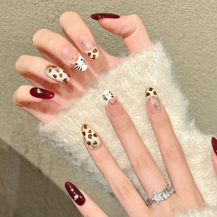 Künstlerisches Press-On Nagelkunstset mit skurrilen floralen Designs