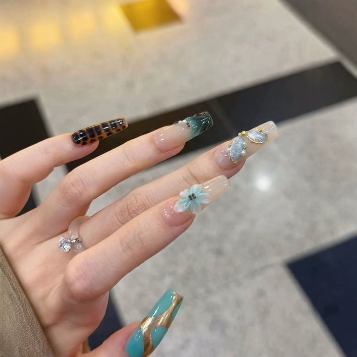 Künstlerisches Press-On Nagelkunstset mit floralen und geometrischen Designs Karnz