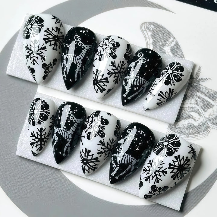 Kunstnägel im einzigartigen winterlichen Design mit Schnee- und Rentiermotiven Karnz