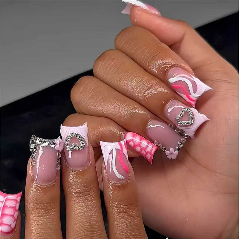 Dekoratives Press-On-Nageldesign mit Herz- und Edelsteinakzenten Karnz