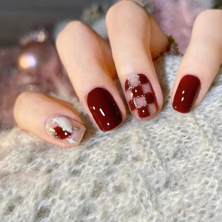 Trendige Nagelkunst mit edlen Akzenten Karnz