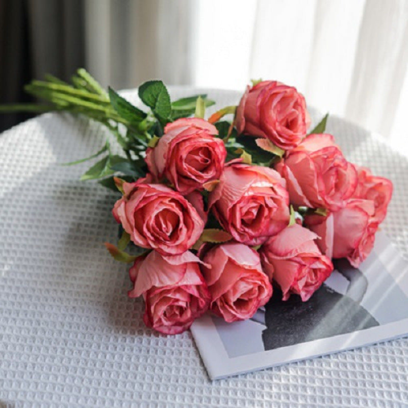 Dekorative Blumenarrangement für die Inneneinrichtung