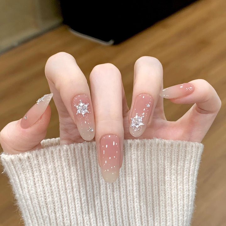 Kunstnägel mit Schimmernden Effekt und Elegantem Sternenmotiv Karnz