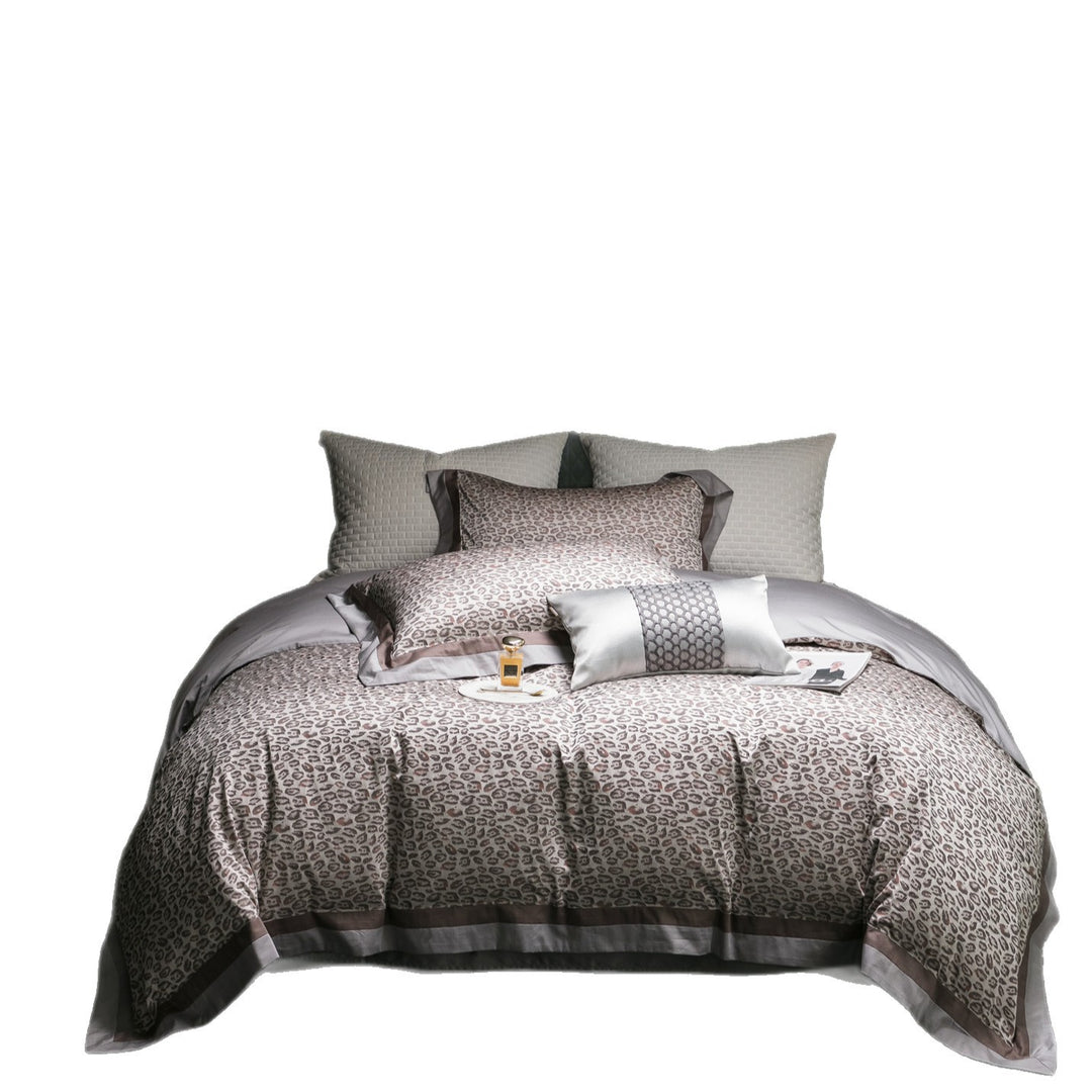 Luxuriöses Leopardenmuster Satin-Satin Bettdeckenbezug Set mit Kontrastbordüre und dekorativem Lendenkissen