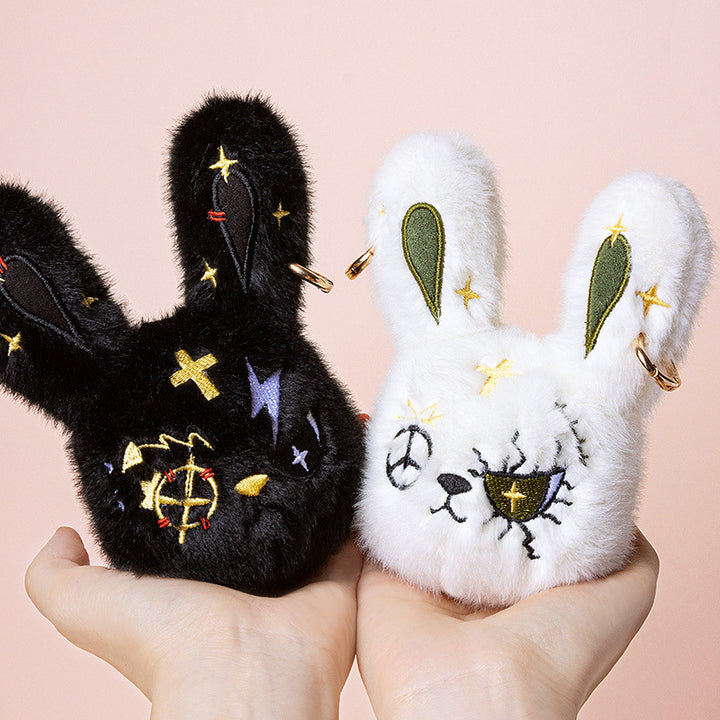 Faux-Fur Bunny Charm Schlüsselanhänger mit gesticktem Patchwork-Gesicht und goldenem Metallring Karnz