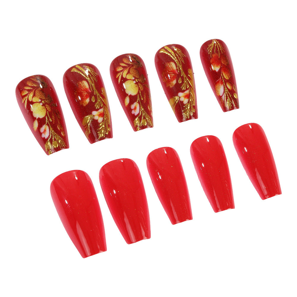 Kunstvolle Nagelspitzen im eleganten Blütenmuster Karnz
