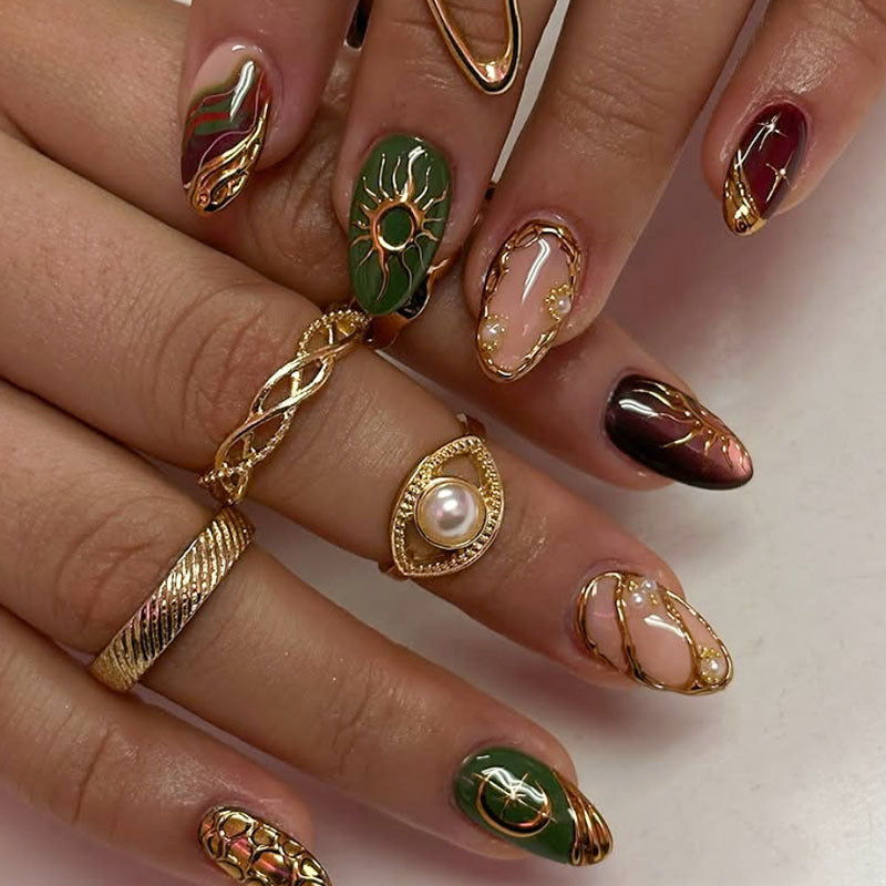Künstlerisch goldverzierte Nagelkunst