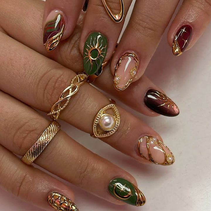 Künstlerisch goldverzierte Nagelkunst