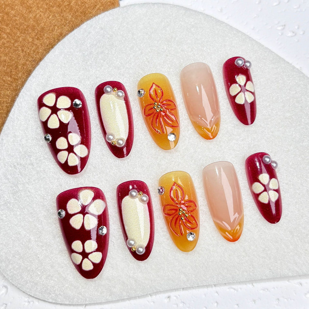 Elegantes Press-On-Nagelkunst-Set mit floralen und Juwel-Akzenten