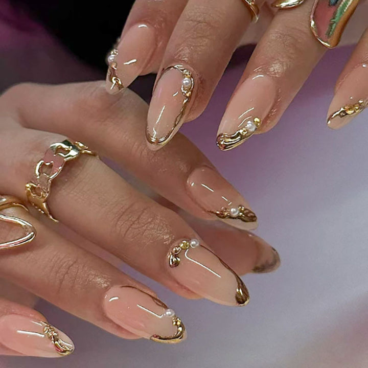 Elegante mit Perlen verzierte Nagelkunst