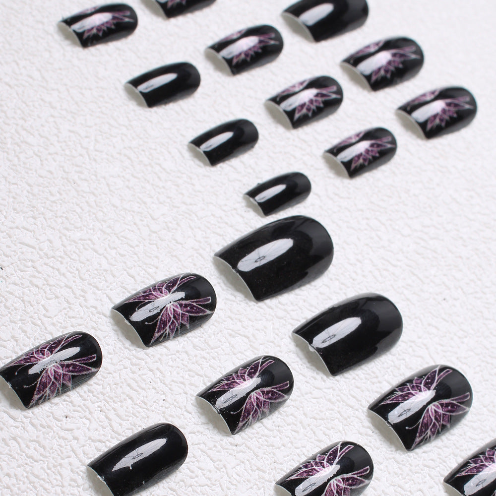 Künstlerisches Press-On Nail Design Karnz