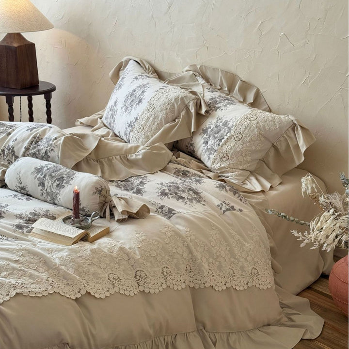 Bettwäschegarnitur im französischen Landhausstil mit Spitzenborte, Rüschenbettrock und dezenter Toile‑Blumenoptik