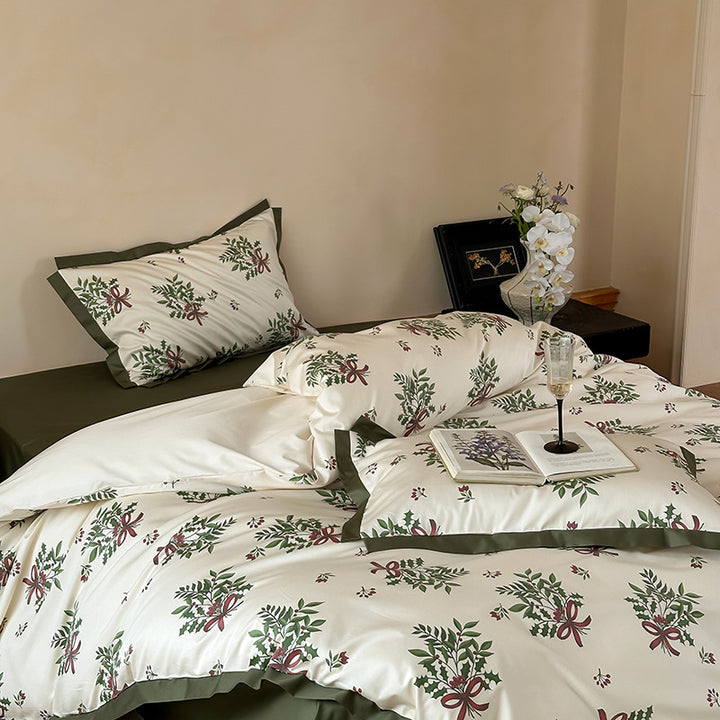 Baumwollsatin-Bettwäschegarnitur mit floralen Kränzen, Hotelverschluss und kontrastiertem Saum