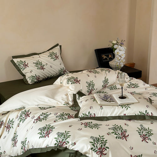 Baumwollsatin-Bettwäschegarnitur mit floralen Kränzen, Hotelverschluss und kontrastiertem Saum