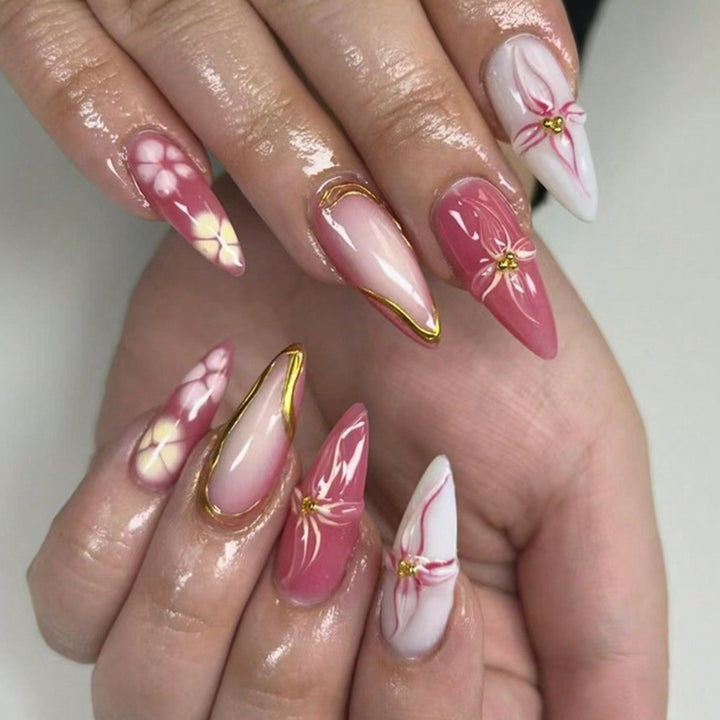 Künstlerisches floral Press-on Nageldesign Karnz