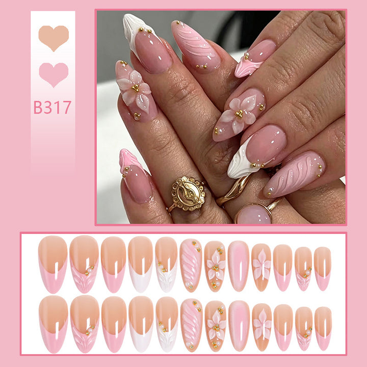 Kunstnagelset mit filigranen floralem Design und elegantem Glitzer Karnz