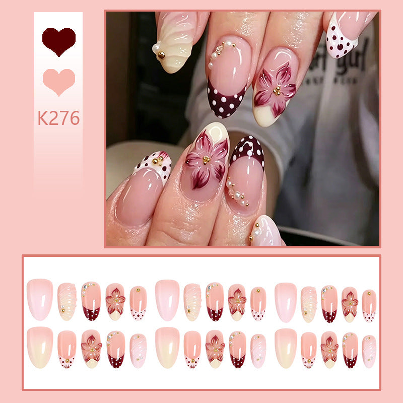Elegantes Kunstnägel Set mit floralen Akzenten Karnz