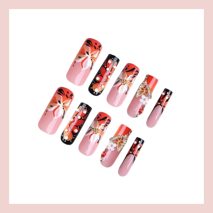 Kunstnagelset mit eleganten floralen und glamourösen Verzierungen Karnz