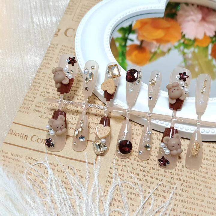 Kreative Kunstnägel mit Tierischen Motiven und Glitzerakzenten Karnz