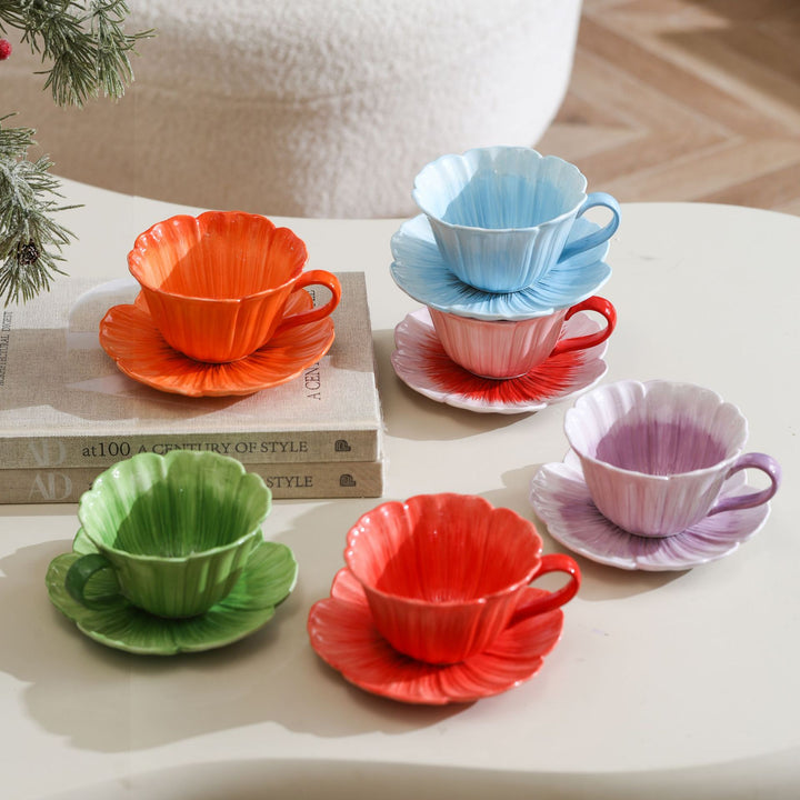 Keramiktasse mit Untertasse in Blütenform