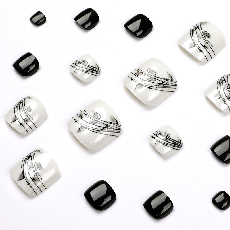 Kunstvolle Fußnagelkunst im eleganten Schwarz-Weiß-Design Karnz