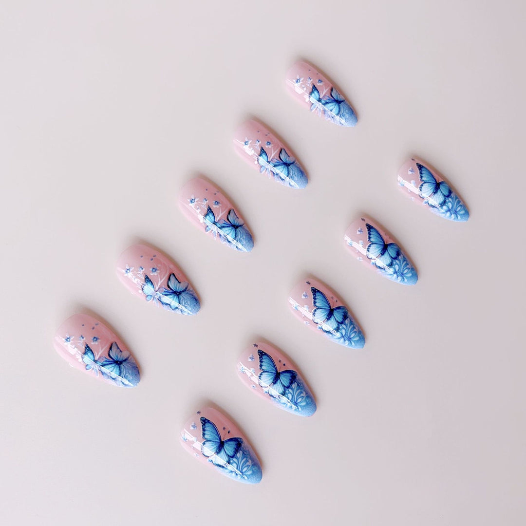 Kunstnagelset mit filigranen Schmetterlings- und Blütenmotiven Karnz