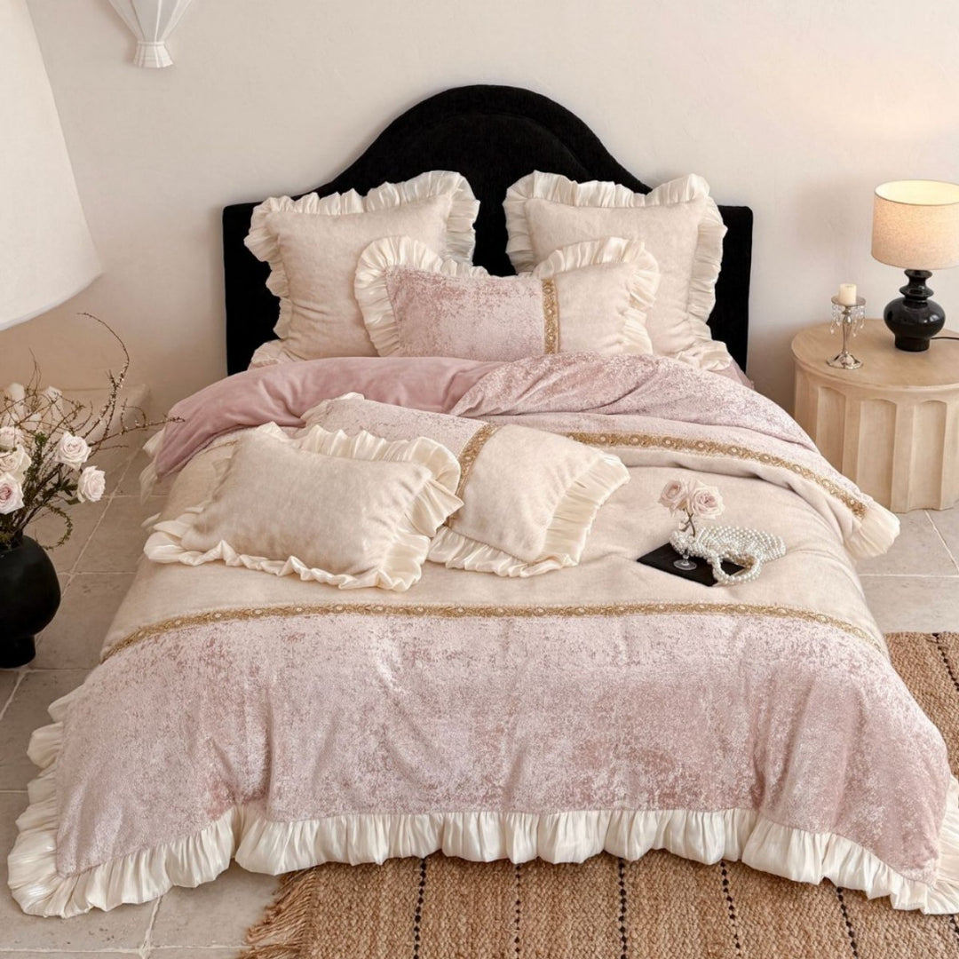 Rüschendes Velvet-Struktur Bettwäsche Set mit goldener Spitzenkante & satin-glänzenden Kissenbezügen