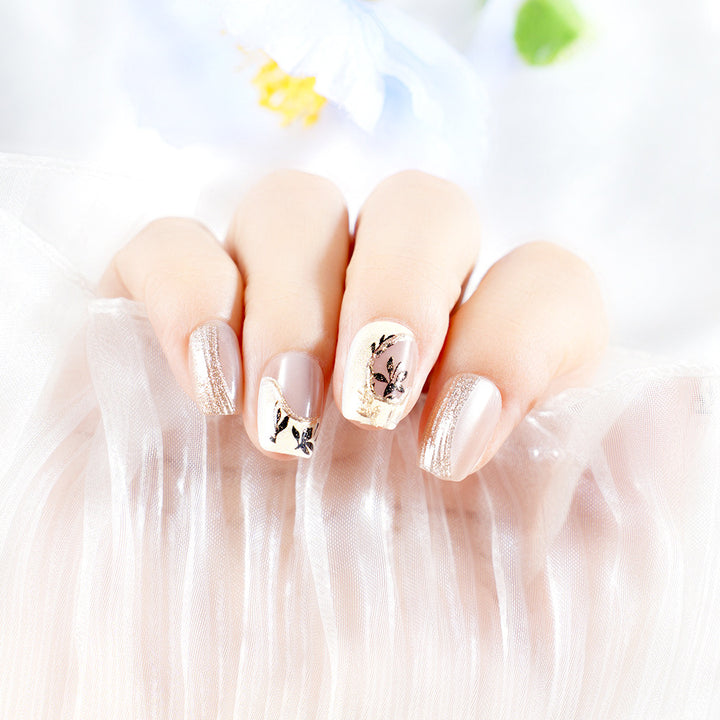 Blumeninspiriertes Nagelkunstverlängerungen Karnz