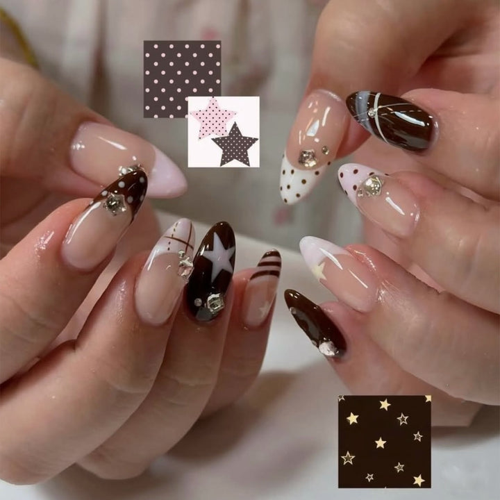 Elegante Kunstnägel mit verzierten Designs Karnz