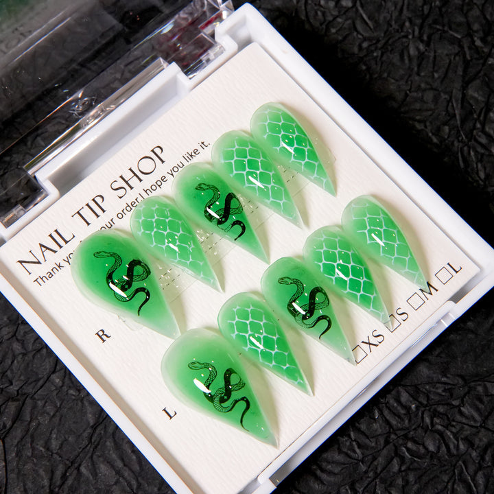 Künstlerische Stiletto Press-On Nägel mit Schlangenmotiv