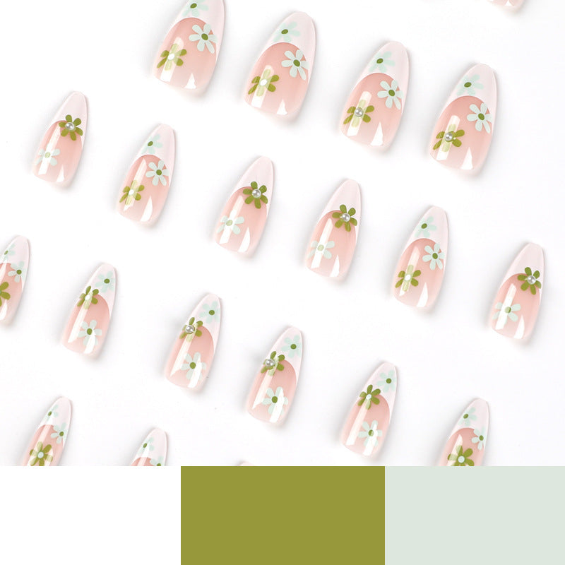 Kunstvolle Nagelkunst mit zarten Blütenmotiven Karnz