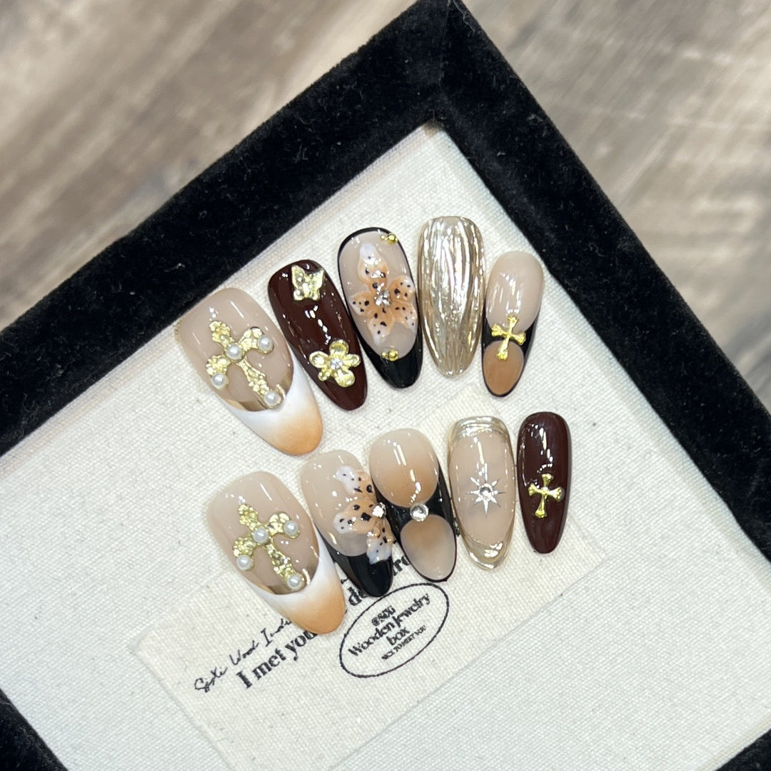 Dekorativer Press-On-Nagelset mit künstlerischen Elementen