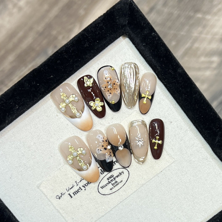 Dekorativer Press-On-Nagelset mit künstlerischen Elementen