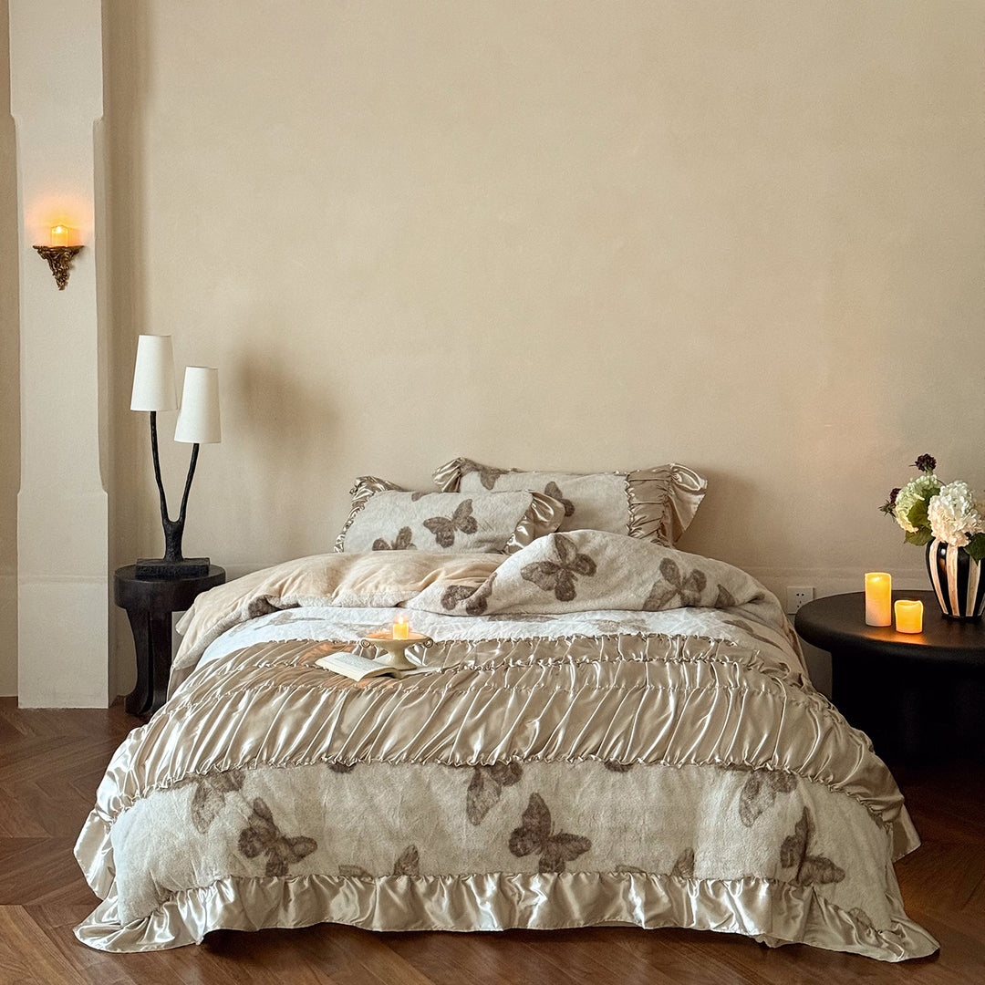 Luxuriöses Bettwäsche-Set mit Schmetterlingsmuster, Satin-Rüschen und gesteppter Decke Karnz