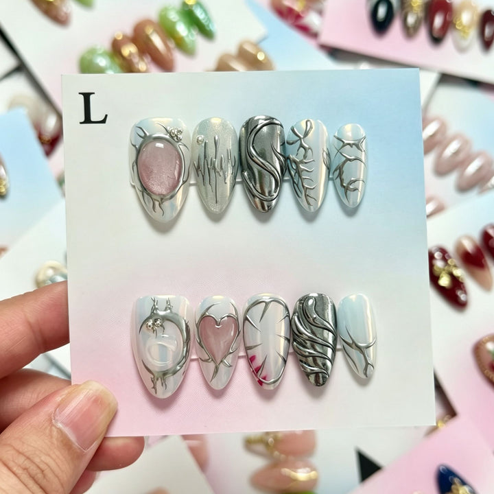 Künstlerisches Press-On Nagelkunst Set mit metallischen Akzenten
